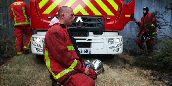 “Ce sont des chevaliers” : l’engagement des pompiers de Paris raconté par leur aumônier