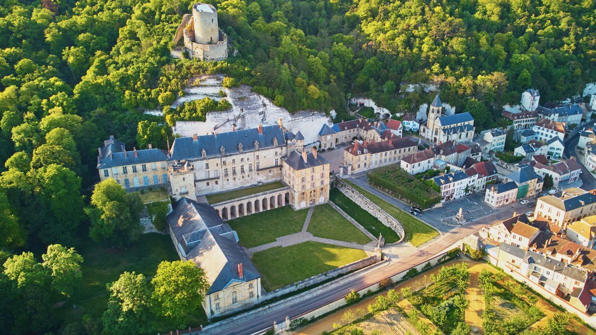 Chateau-de-La-Roche-Guyon-val-doise-SHUTTERSTOCK