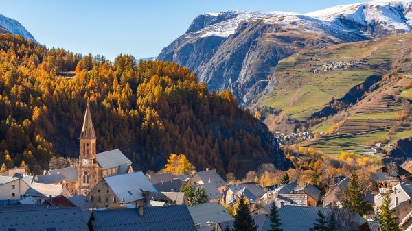 Eglise-Saint-Martin-de-Villar-dArene-dans-les-Hautes-Alpes-shutterstock