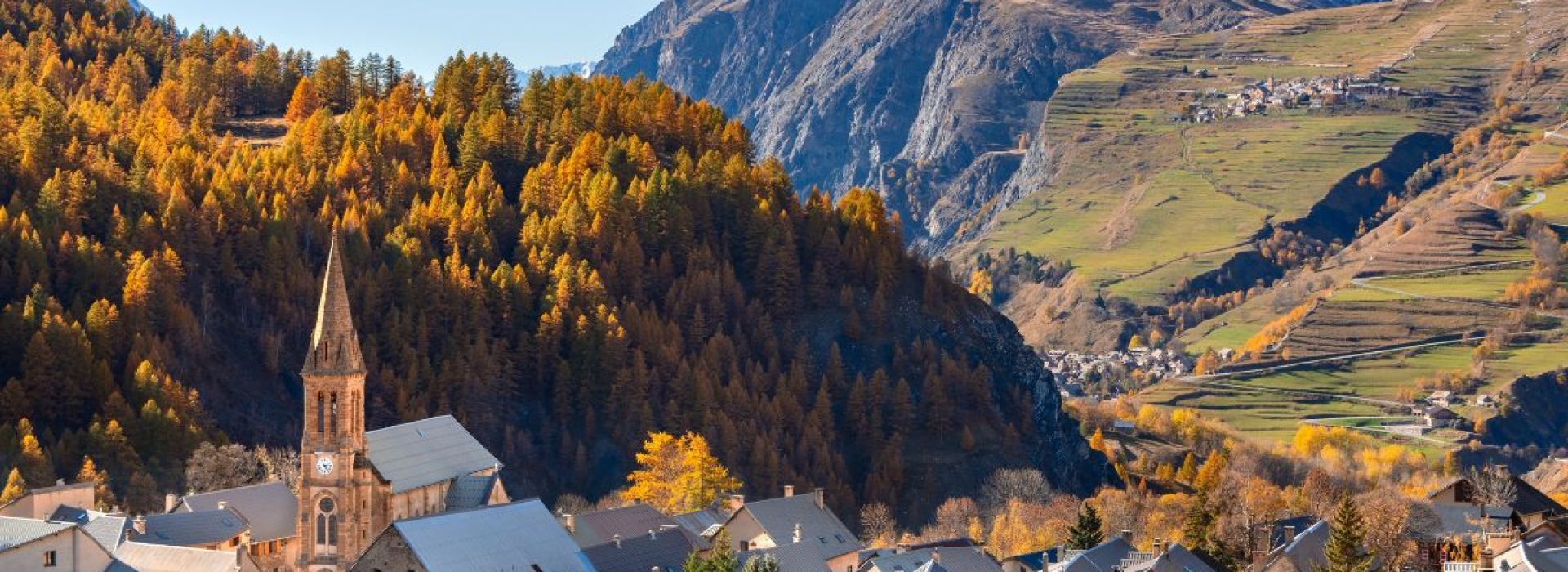 Eglise-Saint-Martin-de-Villar-dArene-dans-les-Hautes-Alpes-shutterstock
