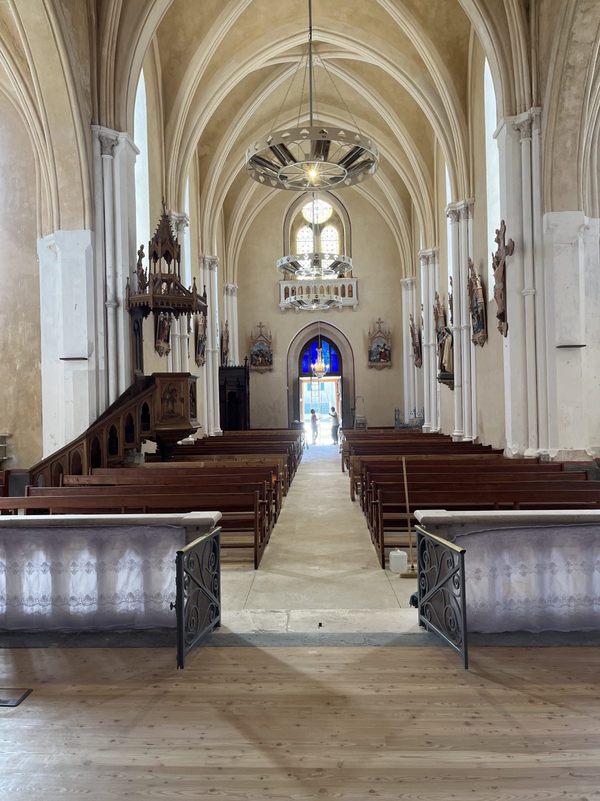 "Les fidèles de l'époque ont cassé leur tirelire pour les autels majeurs, les statues, les confessionnaux... C'est émouvant pour eux aujourd'hui de voir cette église qui a connu les mariages et les baptêmes de leurs familles reprendre vie."