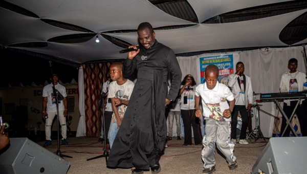 Corner Item Image - [VIDÉO] À Kinshasa, un prêtre catholique évangélise les jeunes par le rap