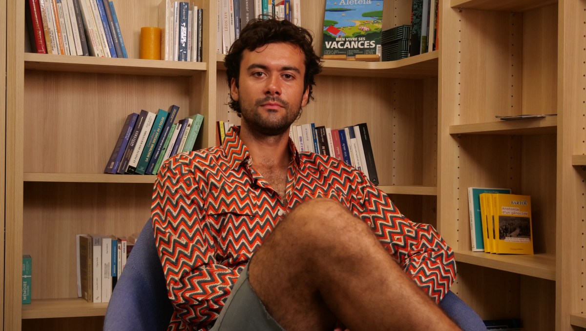 A 29 ans, Raphaël Duléry parcourt depuis 2025 les rames du métro parisien pour réciter des poèmes aux voyageurs.