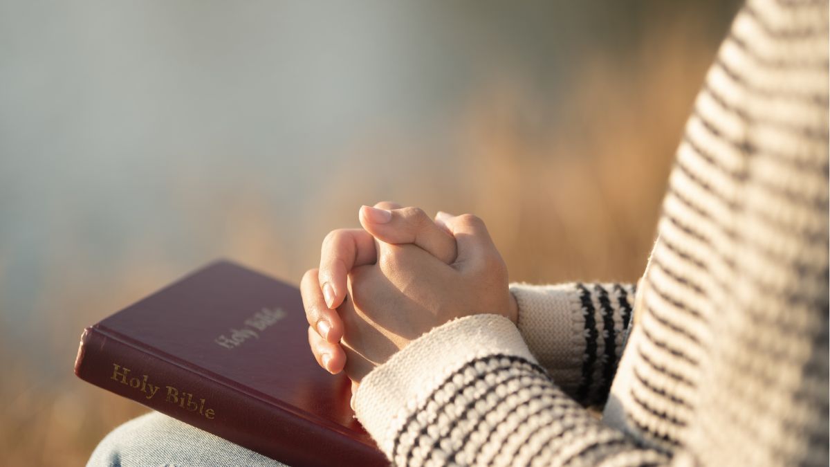 Priere-main-femme-bible.jpg