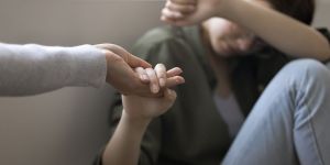 Légalisation de l’euthanasie : une “bombe à retardement” pour la prévention du suicide ?