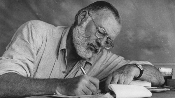 Au fondement de la vie d'Ernest Hemingway se trouvait une foi et une spiritualité profonde, dissimulées comme un iceberg sous la surface d'un océan.