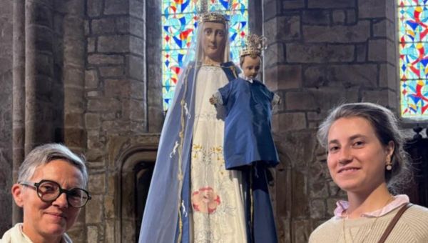 Dans la basilique Notre-Dame-de-Bon-Secours de Guingamp, au cœur des Côtes-d’Armor, la Vierge à l’Enfant a retrouvé sa splendeur d’autrefois grâce au travail de Blanche Quilliard, jeune couturière de 21 ans.