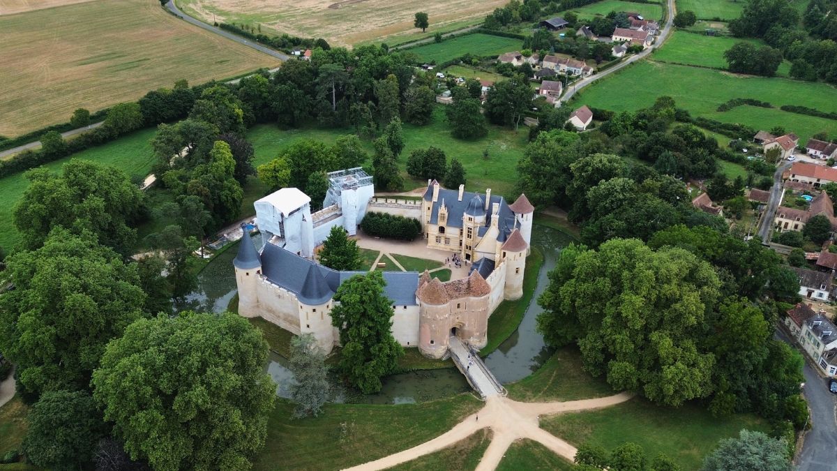 chateau-dAinay-le-Vieil-Cher-SHUTTERSTOCK