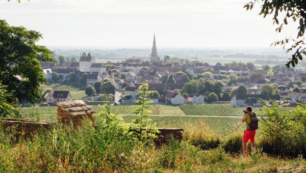 personne-decouverte-village-france-shutterstock