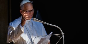 Angélus : Léon XIV invite les catholiques à prier et méditer pendant leurs vacances