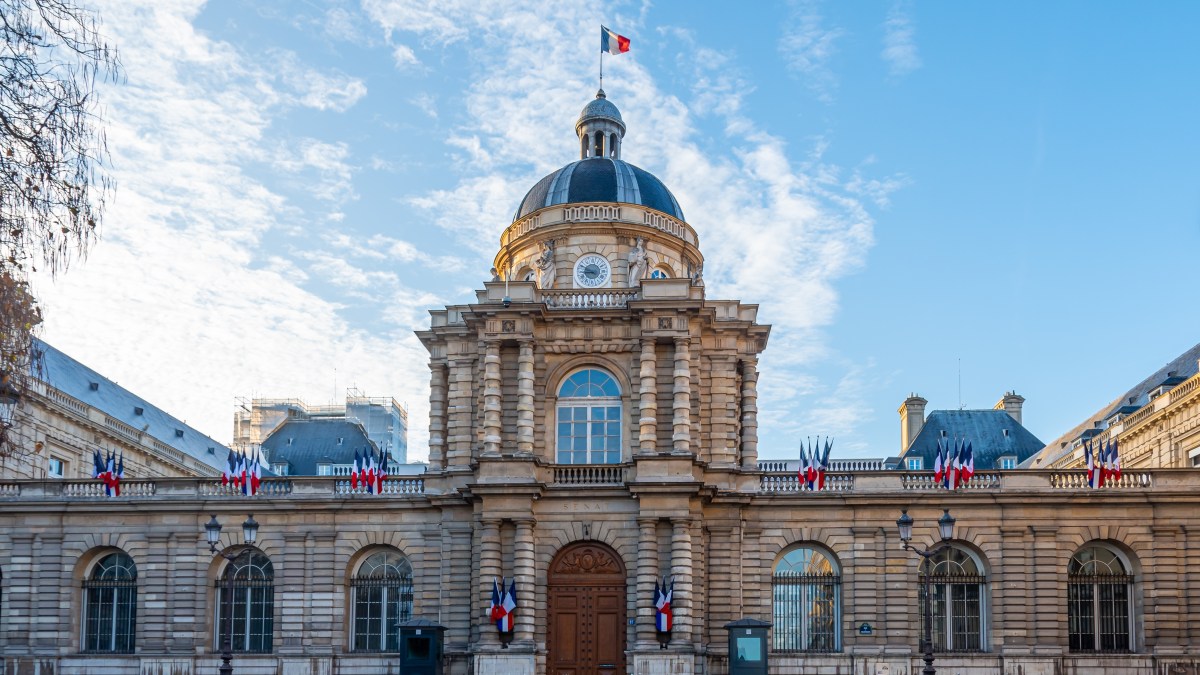 Ce mardi 7 juillet, après moins de deux heures de discussion dans le cadre de la troisième lecture de la proposition de loi sur l’aide à mourir, les sénateurs ont décidé de rejeter le texte, sans le débattre.
