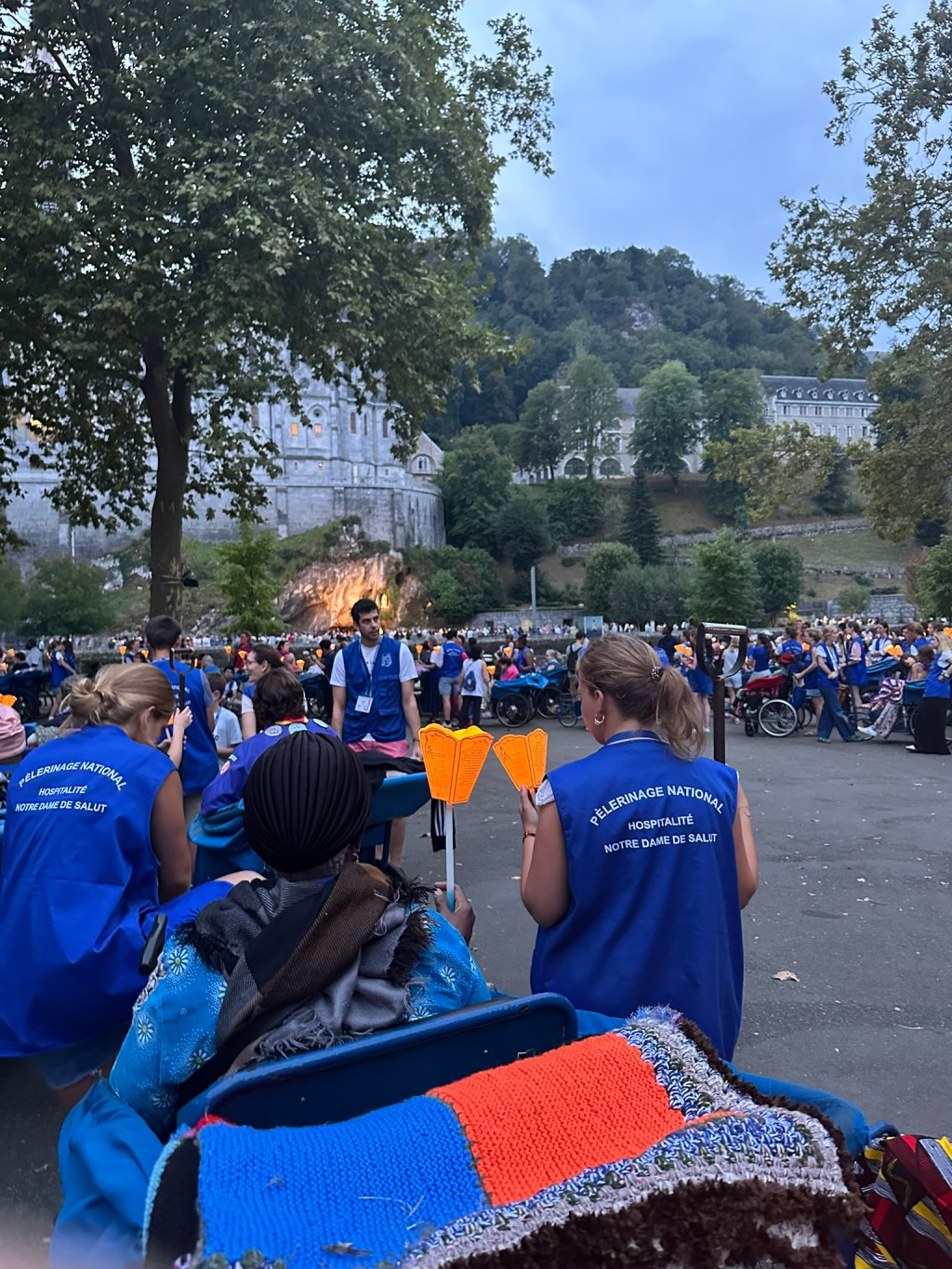 Pelerinage-national-de-Lourdes-veillee-aux-flambeaux-brancardiers-HL