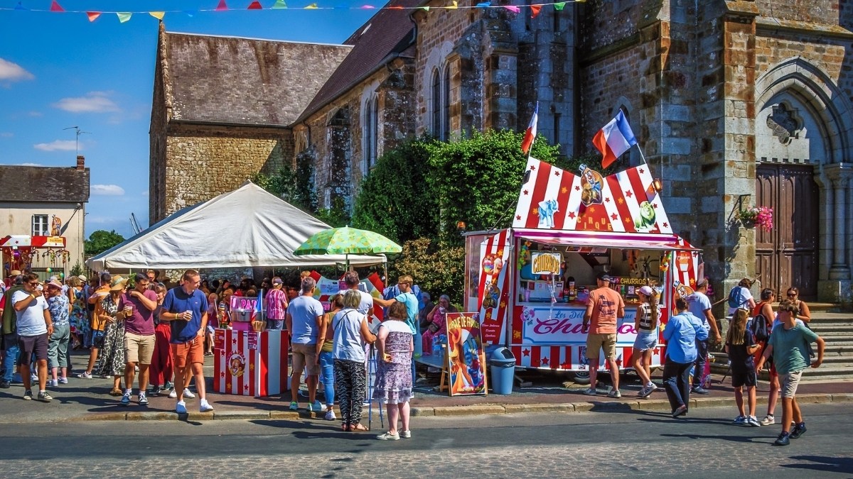 VILLAGE-FETE-FRANCE.jpg