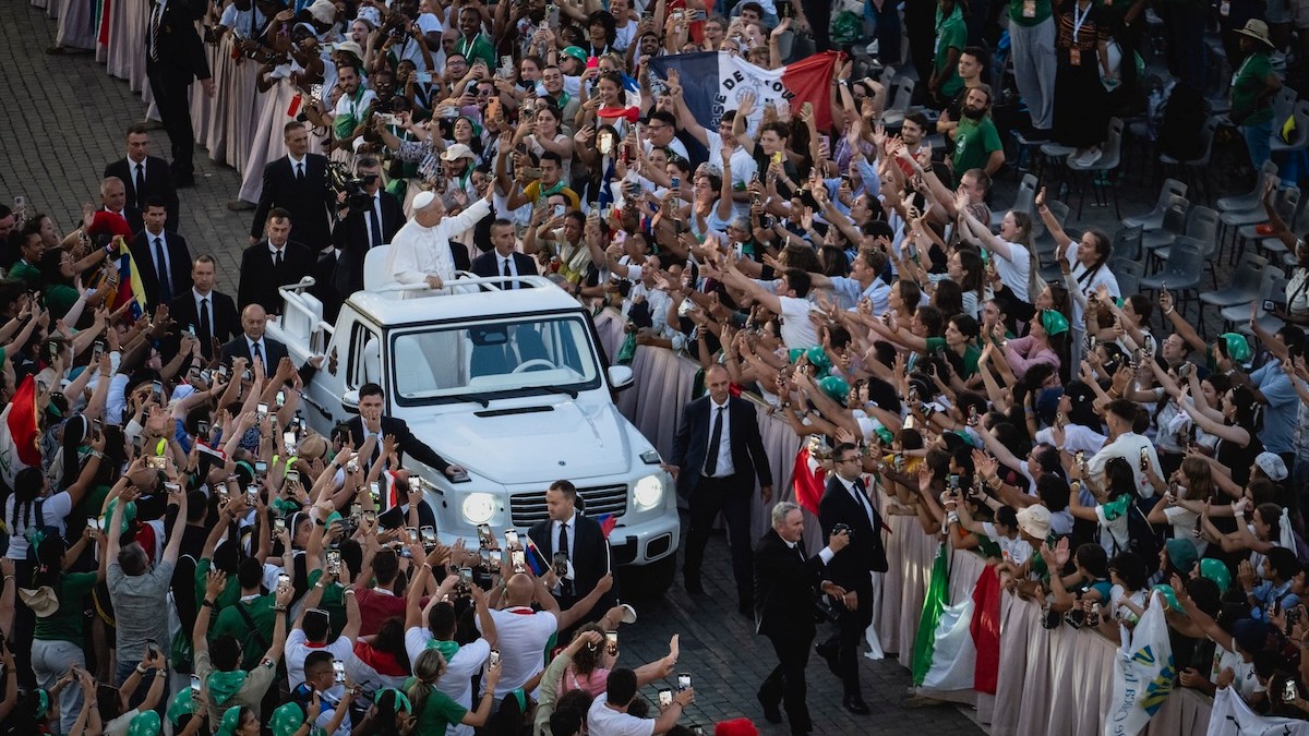 leo-popemobile-crowds.jpg