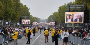 Les Champs-Élysées et la Concorde noirs de monde en attendant Léon XIV