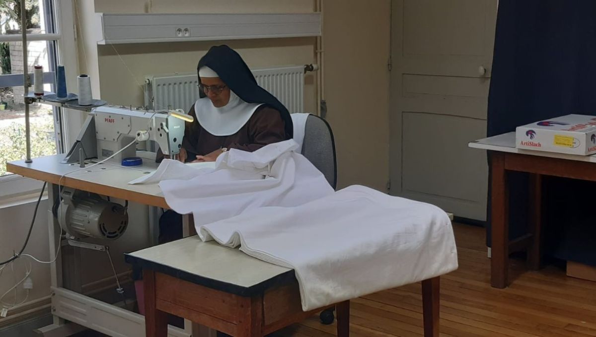 Deux nappes d’autel pour la venue du Pape, réalisées en secret par les Clarisses de Troyes