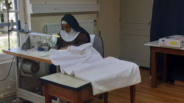 Deux nappes d’autel pour la venue du Pape, réalisées en secret par les Clarisses de Troyes