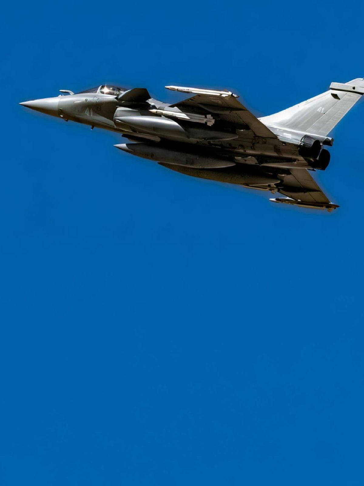 Deux Rafale escortent Léon XIV à Metz