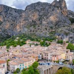 À Moustiers-Sainte-Marie, Marie veille au creux des rochers