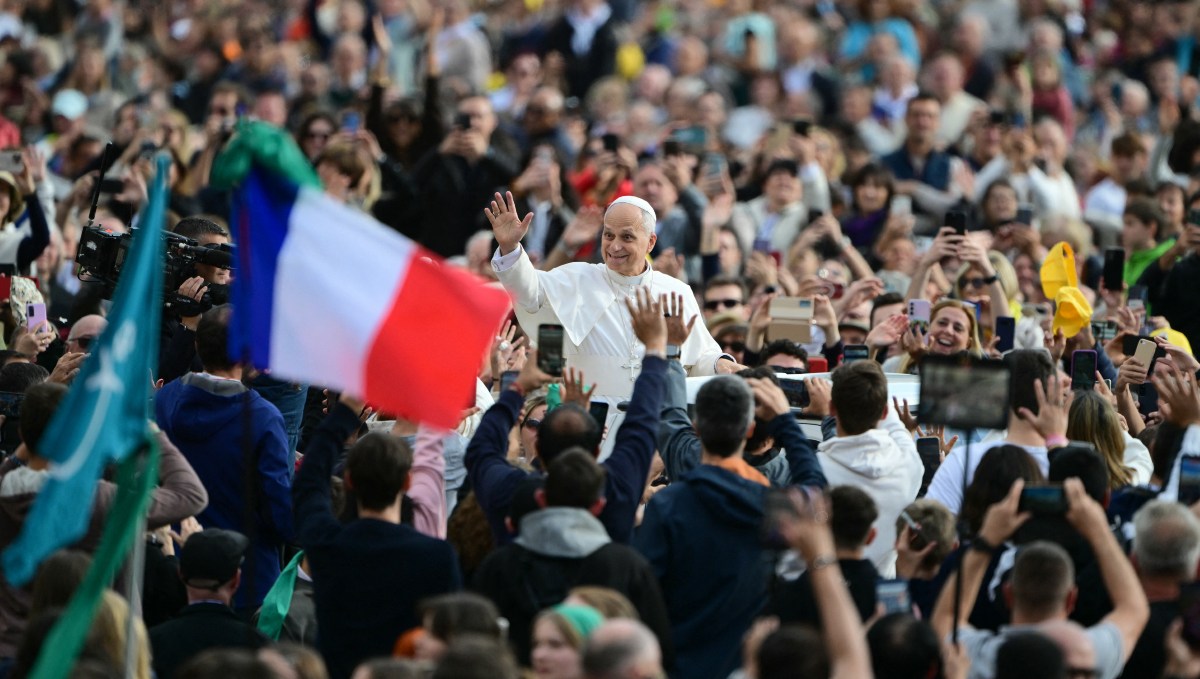 Pape Léon XIV et drapeau français