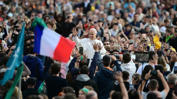 Pape Léon XIV et drapeau français