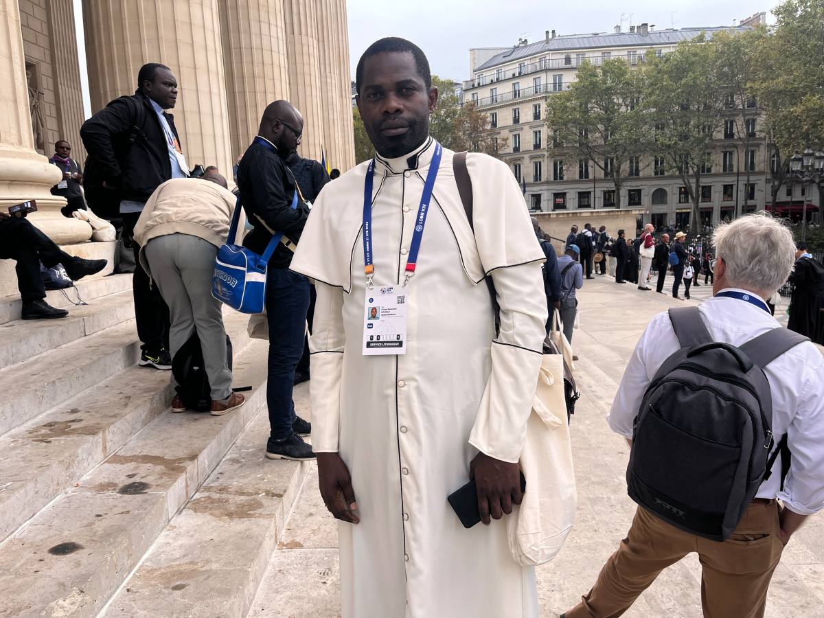 Pere-crispal-la-madeleine-priests-collect-their-stoles-paris-france-september-26-2026