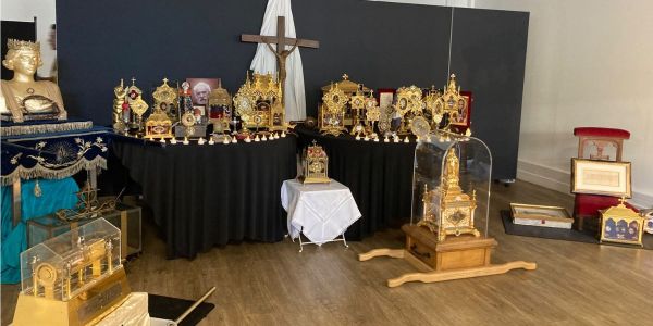 Tous les saints de France (en chair) et en os dans une petite pièce du Stade de France