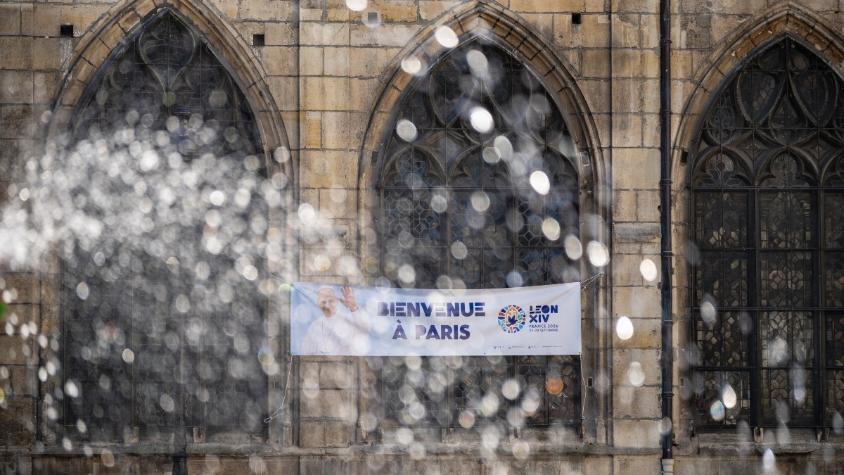 WELCOME-POPE-LEO-PARIS.jpg