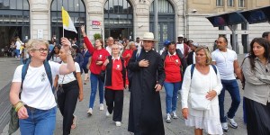 Dans les rues de Paris, un flot de fidèles ininterrompu pour la messe de la Concorde