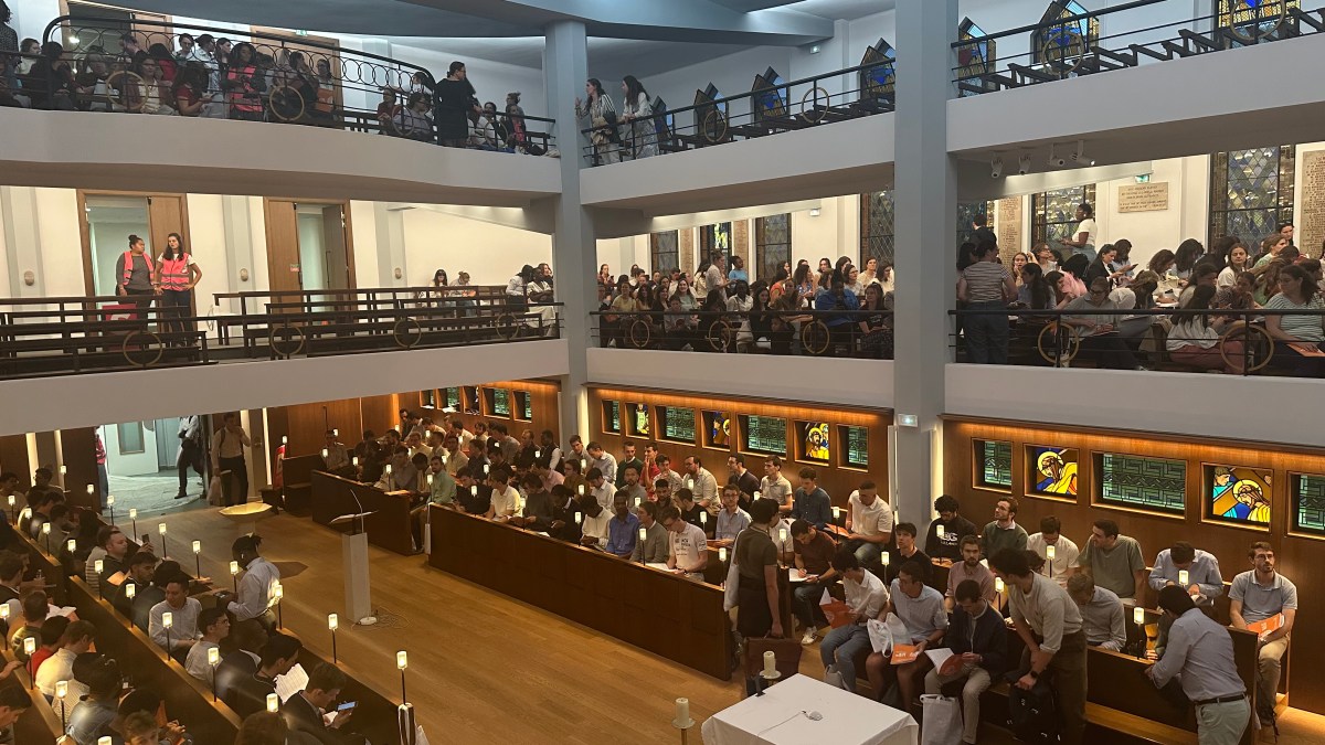 Le 22 septembre 2026 au soir, 800 choristes se sont réunis pour répéter le programme qui sera chanté par le grand choeur de 2.500 chanteurs lors de la veillée des jeunes au Stade de France.