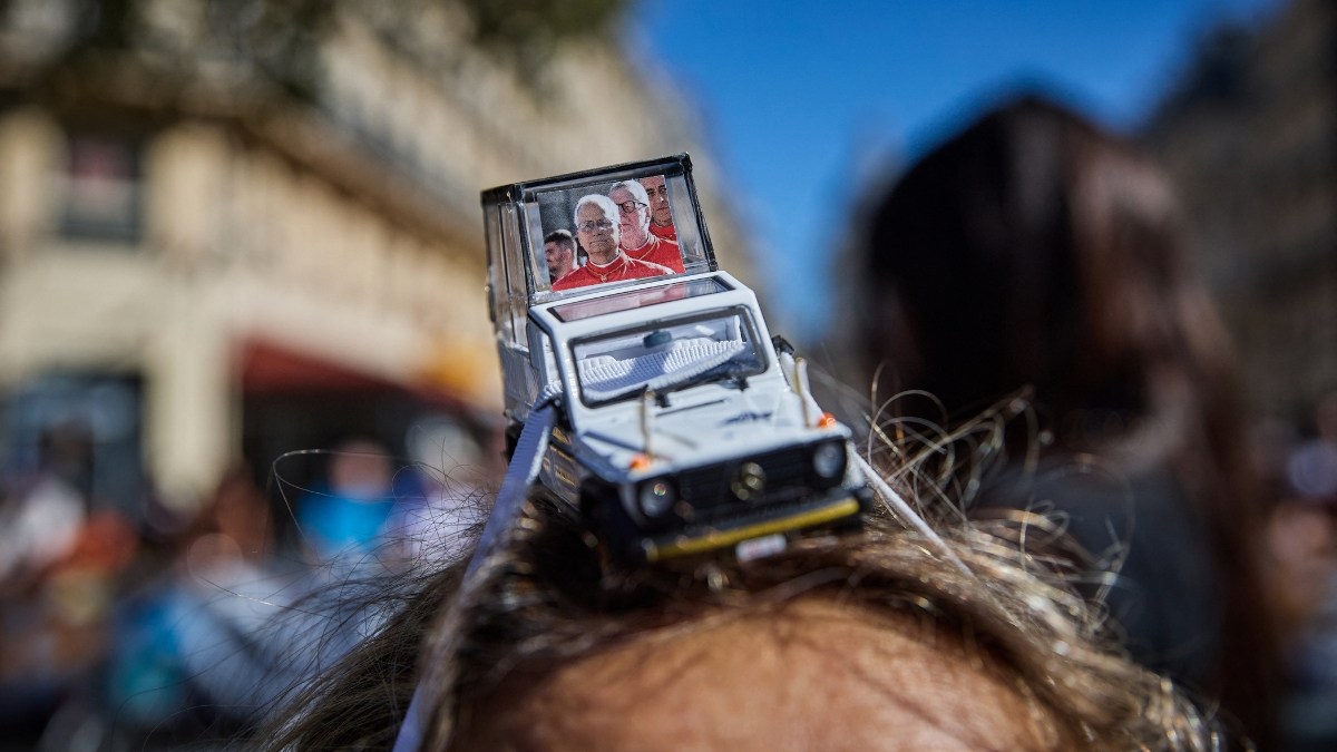 papamobile-deambulation-afp