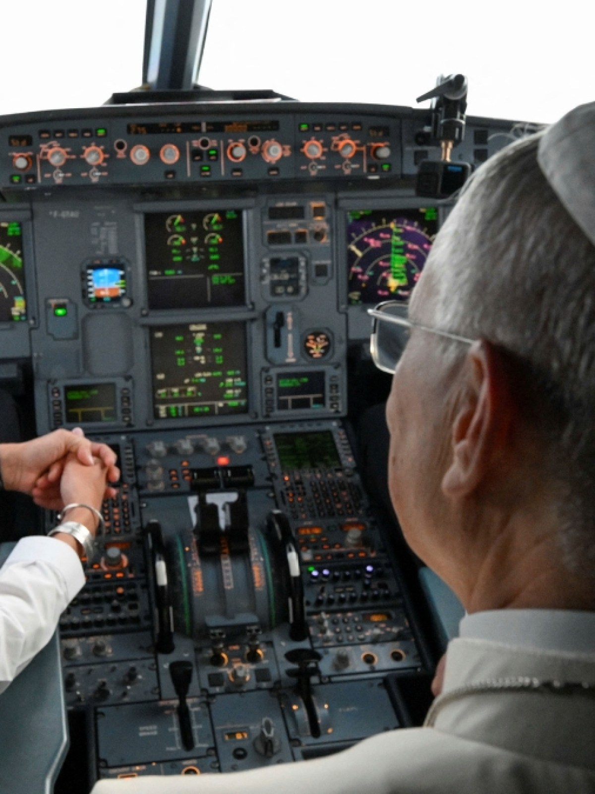 Dans le cockpit de l’Airbus A321 avec Léon XIV