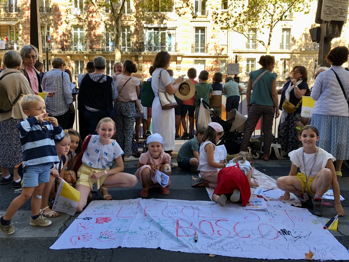 saint-jean-bosco-school-mothers-children-pope-leo-xiv-paris-france